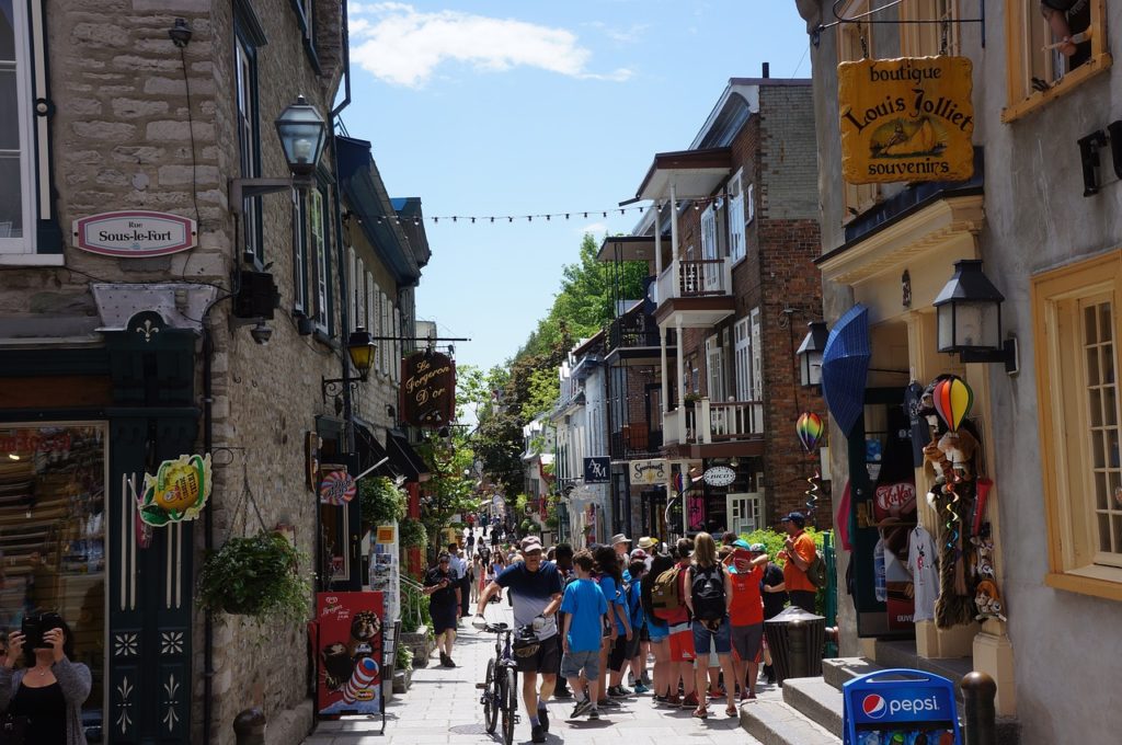 a small street in a quaint Quebec town, reprensting the situation for Québec's cannabis market