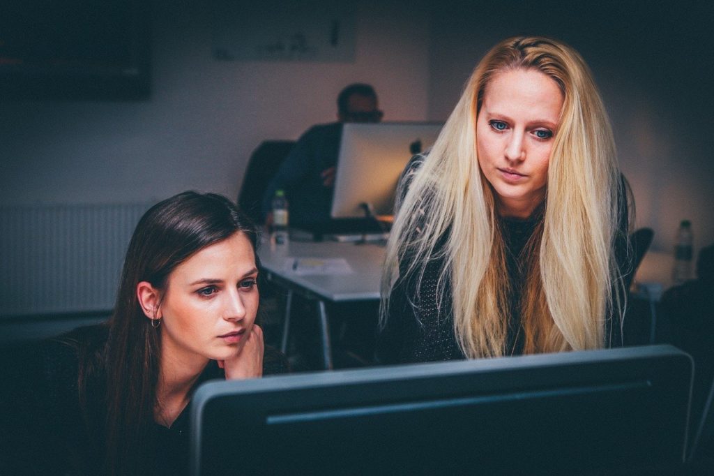 women in cannabis conducting research